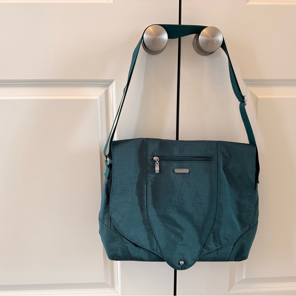 Baggallini laptop messenger bag forest Green
